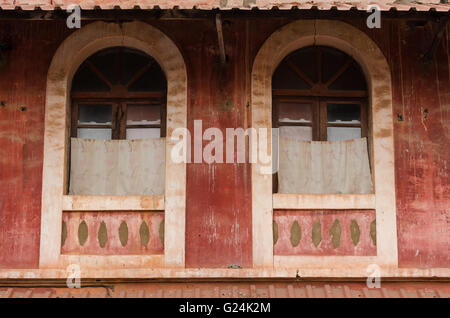 Stile portoghese windows su un vecchio edificio in Fontainhas, Panaji (Panjim), Goa, India Foto Stock