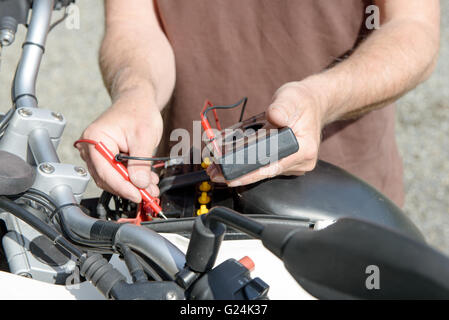 Un test di batteria della moto Foto Stock