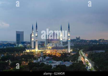 La bellissima Sultano Salahuddin Abdul Aziz Shah Mosque (noto anche come la Moschea Blu) situato a Shah Alam, Selangor, Malaysia. Foto Stock