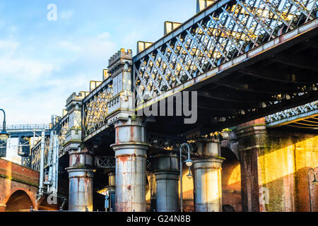 Per i ponti ferroviari nella zona di rigenerazione di Castlefield Manchester Foto Stock