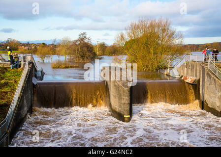 Le misure di difesa contro le inondazioni in azione sul fiume Wyre a Garstang Lancashire Inghilterra Foto Stock