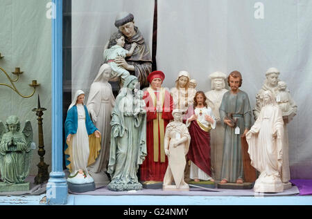 Figure religiose in pellegrini acquisto di souvenir shop, little walsingham, North Norfolk, Inghilterra Foto Stock