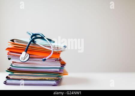 File amministrativi e uno stetoscopio . Foto Stock
