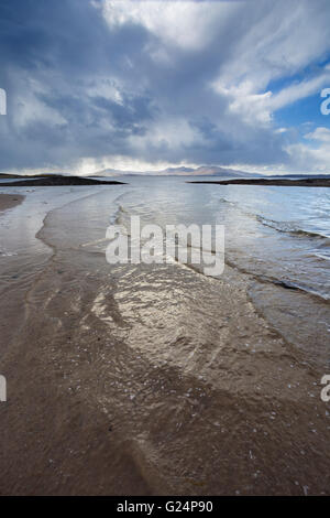 Le montagne di Mull da Ganavan Sands vicino a Oban, Scozia. Foto Stock