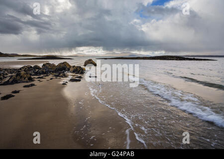 Le montagne di Mull da Ganavan Sands vicino a Oban, Scozia. Foto Stock