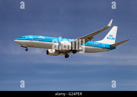 Una KLM Boeing 737 avvicinamento all Aeroporto El Prat di Barcellona, Spagna. Foto Stock