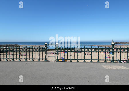 Passeggiata e popolo godendo il sole in una giornata di sole a Margate Beach nel Kent, Inghilterra Foto Stock