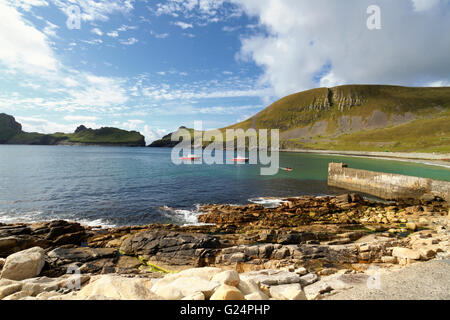 Crociera barche ormeggiate a Hirta Bay a St Kilda arcipelago delle Ebridi Esterne, Scotland, Regno Unito Foto Stock