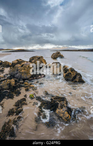 Le montagne di Mull da Ganavan Sands vicino a Oban, Scozia. Foto Stock