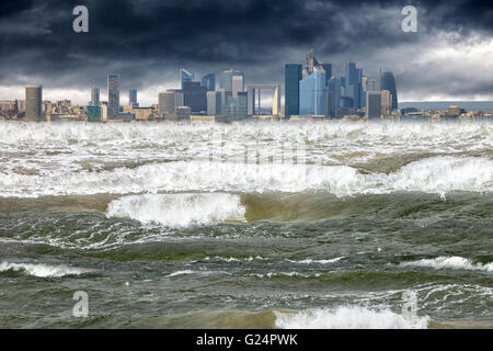 Catastrofe dello tsunami che ha colpito nella città moderna. Foto Stock