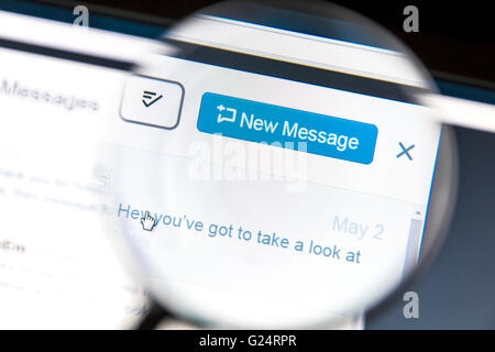 Twitter nuovo messaggio visualizza sullo schermo di un computer Twitter è un servizio gratuito di social networking e microb Foto Stock