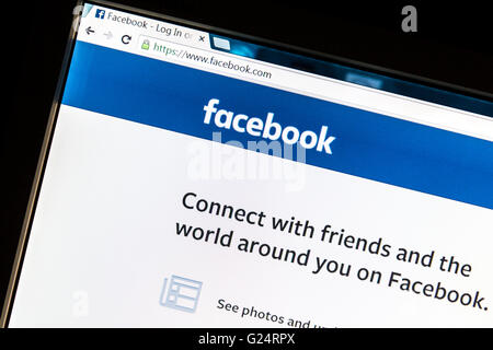 Facebook homepage sullo schermo di un computer. Facebook è il più visitato della rete sociale in tutto il mondo. Foto Stock