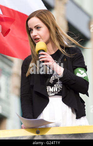 Wroclaw, Polonia. Il 1 maggio, 2016. Joanna Helcyk offre un discorso durante l'ONR (radicale nazionale Camp) protesta a Wroclaw. Foto Stock