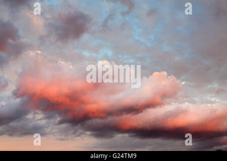 Nuvole drammatico con colori forti al tramonto. Foto Stock