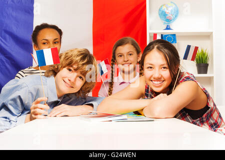 Ritratto di felice teenage gli studenti titolari di bandiere Foto Stock