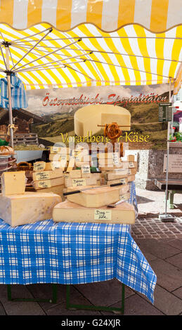 Specialità di formaggi per la vendita su un mercato in stallo in Zell am See Austria Europa Foto Stock