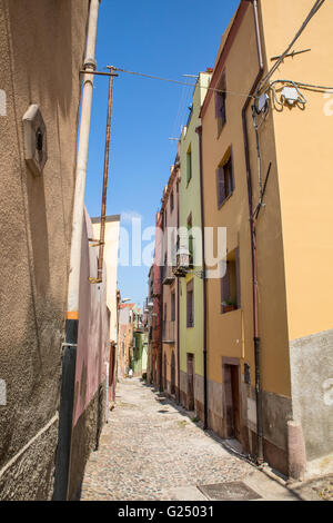 Strada tipica con facciata di colorate case a Bosa, Oristano, Sardegna, Italia Foto Stock