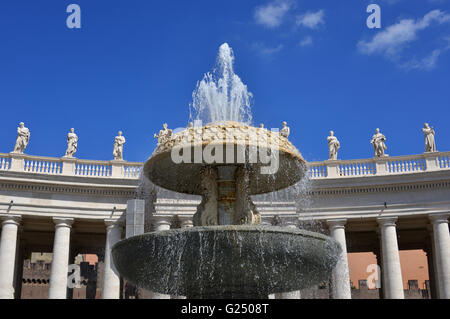 Barocchi colonnati, balaustra con statue e fontane in Piazza San Pietro, nel centro di Roma Foto Stock