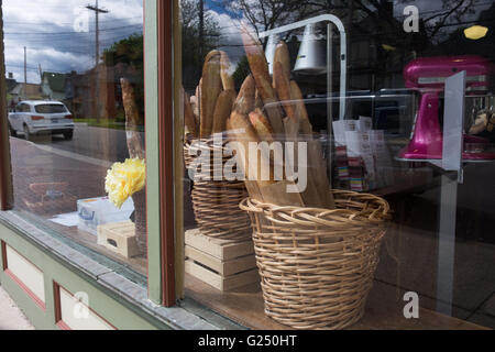 Baguette di pane francese in un Grand Rapids, Michigan panificio finestra. Foto Stock