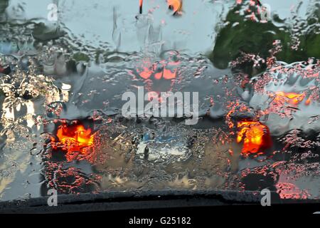 Alla guida di una vettura durante una giornata di pioggia, causando insicure le condizioni di guida Foto Stock