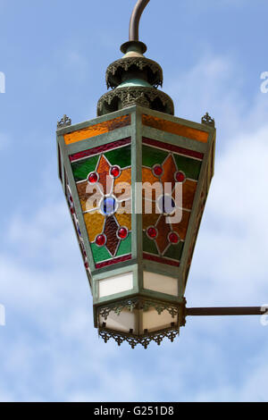 Esterno antico appeso vetro piombato lanterna in Fleetwood, Thorton-Cleveleys, costa di Fylde, Lancashire, Regno Unito Foto Stock