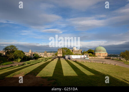 Calton Hill è una collina nel centro di Edimburgo, Scozia, situato al di là del East End di Princes Street Foto Stock