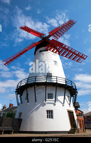 Marsh Mill torre del XVIII secolo il mulino a vento è un prominente punto di riferimento locale a Thornton, Fleetwood, Jackfield, costa di Fylde, Lancashire, Regno Unito Foto Stock