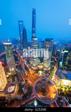 Vista notturna di Lujiazui. Fin dai primi anni novanta, Lujiazui è stato sviluppato specificatamente come un nuovo quartiere finanziario di Shanghai Foto Stock