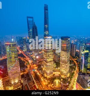 Vista notturna di Lujiazui. Fin dai primi anni novanta, Lujiazui è stato sviluppato specificatamente come un nuovo quartiere finanziario di Shanghai Foto Stock