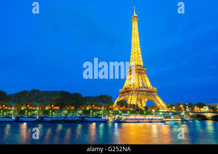 Bellissima vista illuminata dalla torre Eiffel al tramonto, Parigi, Francia Foto Stock