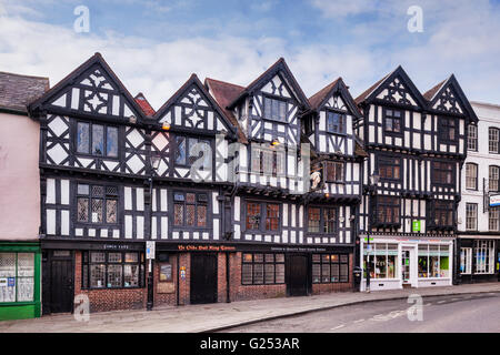 La Old Bull Ring taverna e i vicini edifici storici di Ludlow, Shropshire, Inghilterra. Foto Stock