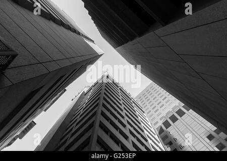 In bianco e nero in alto vista dei grattacieli di Adelaide. Foto Stock