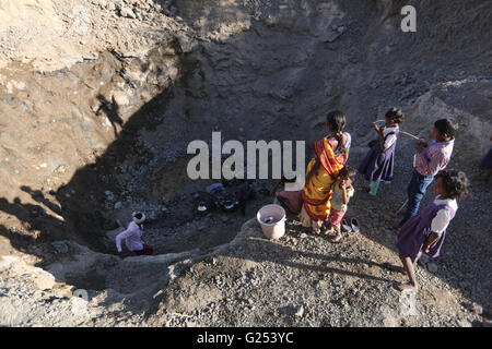 KOLAM TRIBE - la carenza di acqua in essiccazione acqua fonte. Shivshaktinagar - Ghogarwadi - Maharashtra Foto Stock