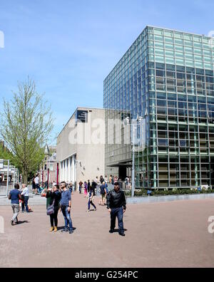 I turisti vicino al rinnovato Museo Van Gogh a Museumplein (Museum Square), Amsterdam, Paesi Bassi. Foto Stock