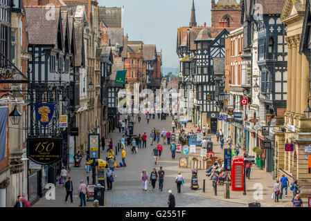 Vista guardando lungo il ponte inferiore Street a Chester. Foto Stock