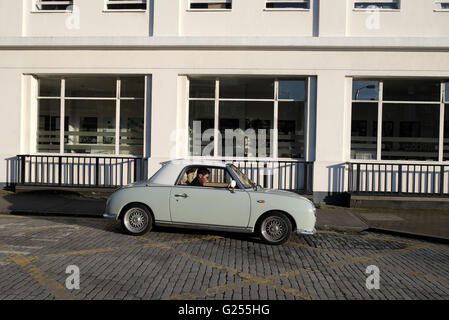 Nissan Figaro parcheggiato al di fuori di un edificio moderno in East London REGNO UNITO KATHY DEWITT Foto Stock