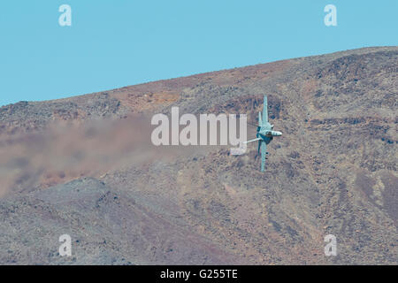 Testa sulla vista di un Marina degli Stati Uniti F/A-18E Super Hornet battenti a basso livello attraverso il Rainbow Canyon (Star Wars Canyon), California, Stati Uniti d'America. Foto Stock