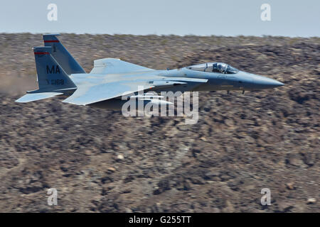 Massachusetts Air National Guard F-15C Eagle jet fighter battenti a basso livello attraverso un canyon del deserto. Foto Stock