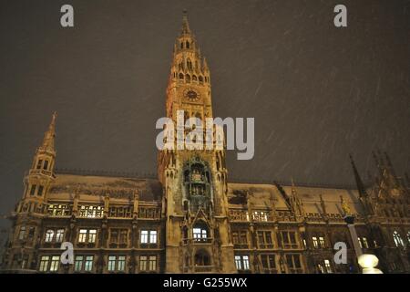 Scena notturna del municipio al Marienplatz a Monaco di Baviera, Germania Foto Stock