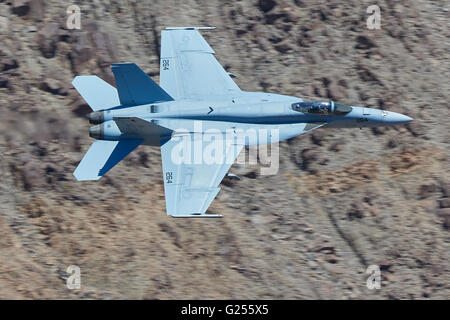 US Navy F/A-18E Super Hornet battenti a basso livello attraverso il Rainbow Canyon (Star Wars Canyon), California, Stati Uniti d'America. Foto Stock