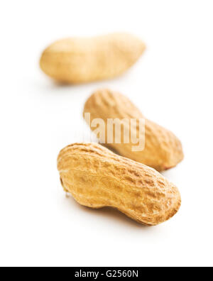 Essiccato peanut isolati su sfondo bianco. I dadi di gustosi. Foto Stock