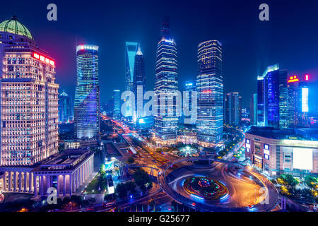 Vista notturna di Lujiazui. Fin dai primi anni novanta, Lujiazui è stato sviluppato specificatamente come un nuovo quartiere finanziario di Shanghai Foto Stock