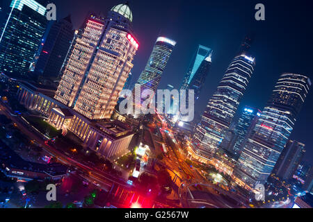 Vista notturna di Lujiazui. Fin dai primi anni novanta, Lujiazui è stato sviluppato specificatamente come un nuovo quartiere finanziario di Shanghai Foto Stock