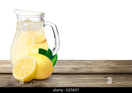 La limonata brocca con limoni su un tavolo di legno. I tracciati di ritaglio, infinita profondità di campo Foto Stock