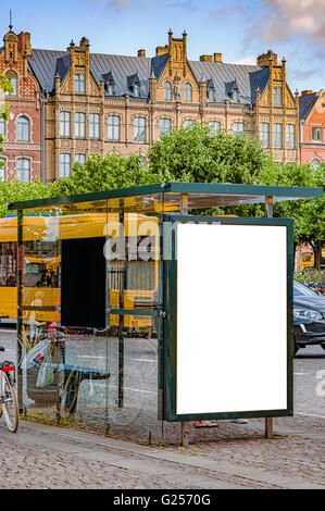 Una immagine di una fermata del bus con un fustellato bilboard per la vostra pubblicità situato nella città svedese di Lund. Foto Stock