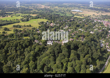 Una veduta aerea del Cheshire village di Alderley Edge Foto Stock