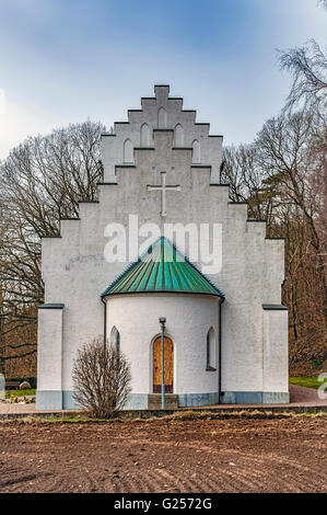 Un tipico svedese di piccola chiesa bianca situato alla periferia della città costiera di molle. Foto Stock