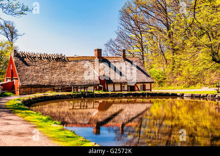 Un cottage sul lago nella periferia di Palsjo boschi a Helsingborg, Svezia. Foto Stock