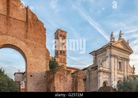 Santa Francesca Romana, precedentemente noto come Santa Maria Nova è una Chiesa che è in Roma, Italia, situato accanto al Foro Romano in th Foto Stock