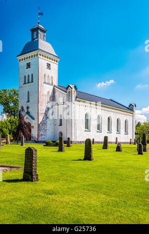 Un tipico svedese di piccola chiesa bianca si trova nei pressi di motivi di trollenas castello. Foto Stock